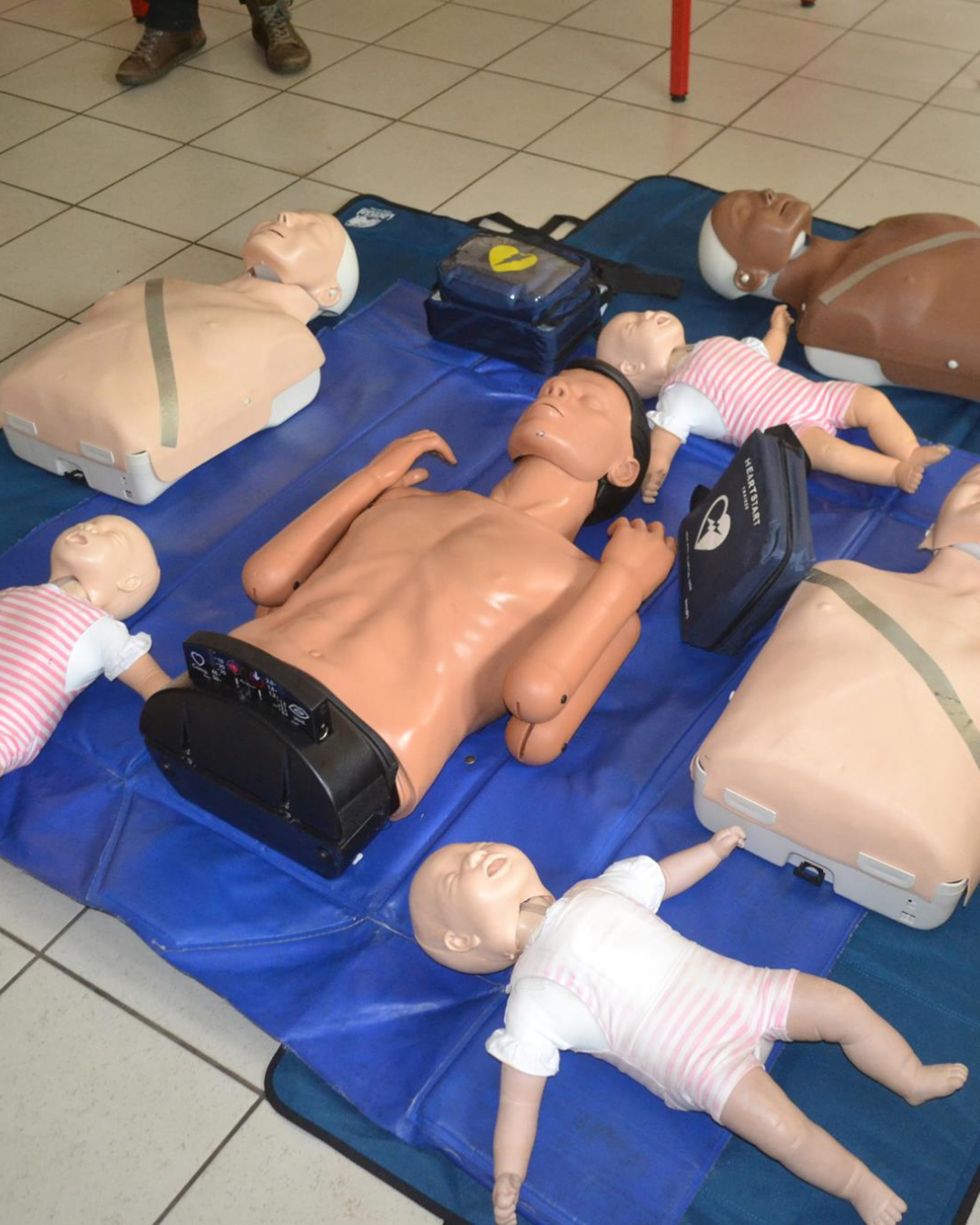 Mannequins et défibrillateurs DAE — ACH Formations La Réunion